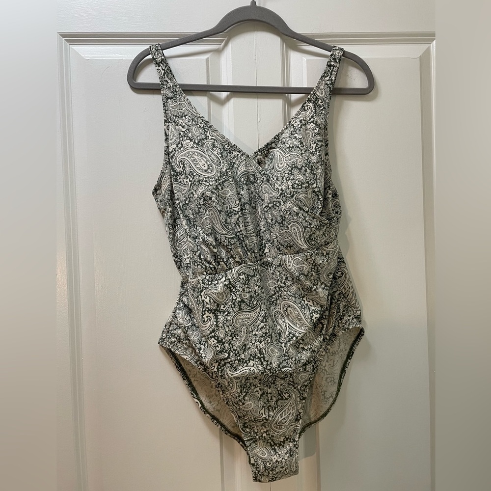 d & co. Size 14 Swimsuit Moss Green Paisley, Built in Bra, Very Flattering Fit
